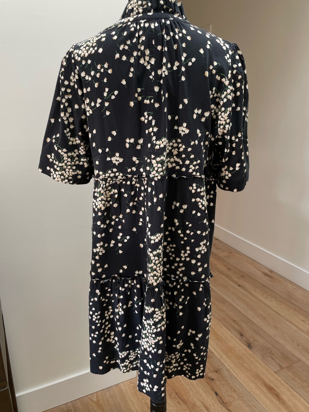 TUCKERNUCK Crawford Dress Size XL Soft Black & Cream Ruffled Floral - Picture 5 of 10